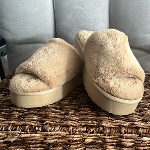 EUC Muk Luk slippers ~ platform ~ fuzzy ~ cozy ~ L/XL ~ tan
